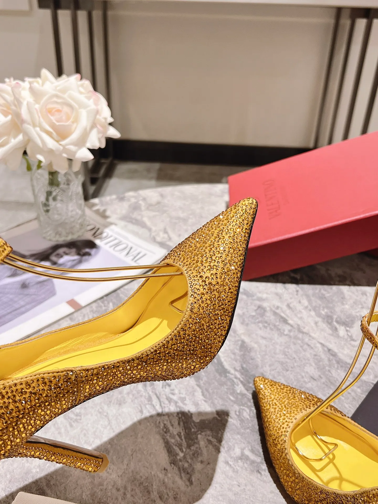 👟👟Ex-factory price 500👟👟 Genuine leather sole +40 Top version 𝑉𝐴𝐿𝐸𝑁𝑇𝐼𝑁𝑂 Valentino new spring and summer women's 6⃣️color "Czech Diamond💎" full diamond shoes The unique [V’s handcrafted diamond production] brings out a full sense of high-end, and the new season will live up to expectations! Worth buying★Absolutely high-grade❥Original method, Absolutely sensual❥Elegant style, creating a different feeling, simple and elegant style!  Code number: 35-41 (34-42 customized, non-returnable) Lining: Sheepskin lining Heel height: 10cm Leather outsole Rubber outsole